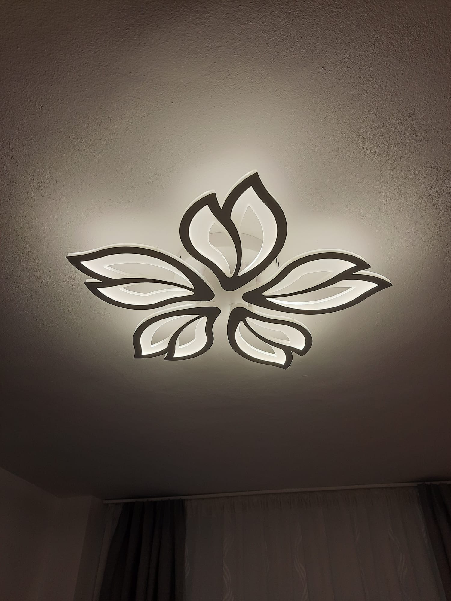 Lustra LED 110W White Lily Mini, LED inclus, 5 surse de iluminare, Telecomanda, Dimabil, Lumina: Cald, Natural, Rece photo review