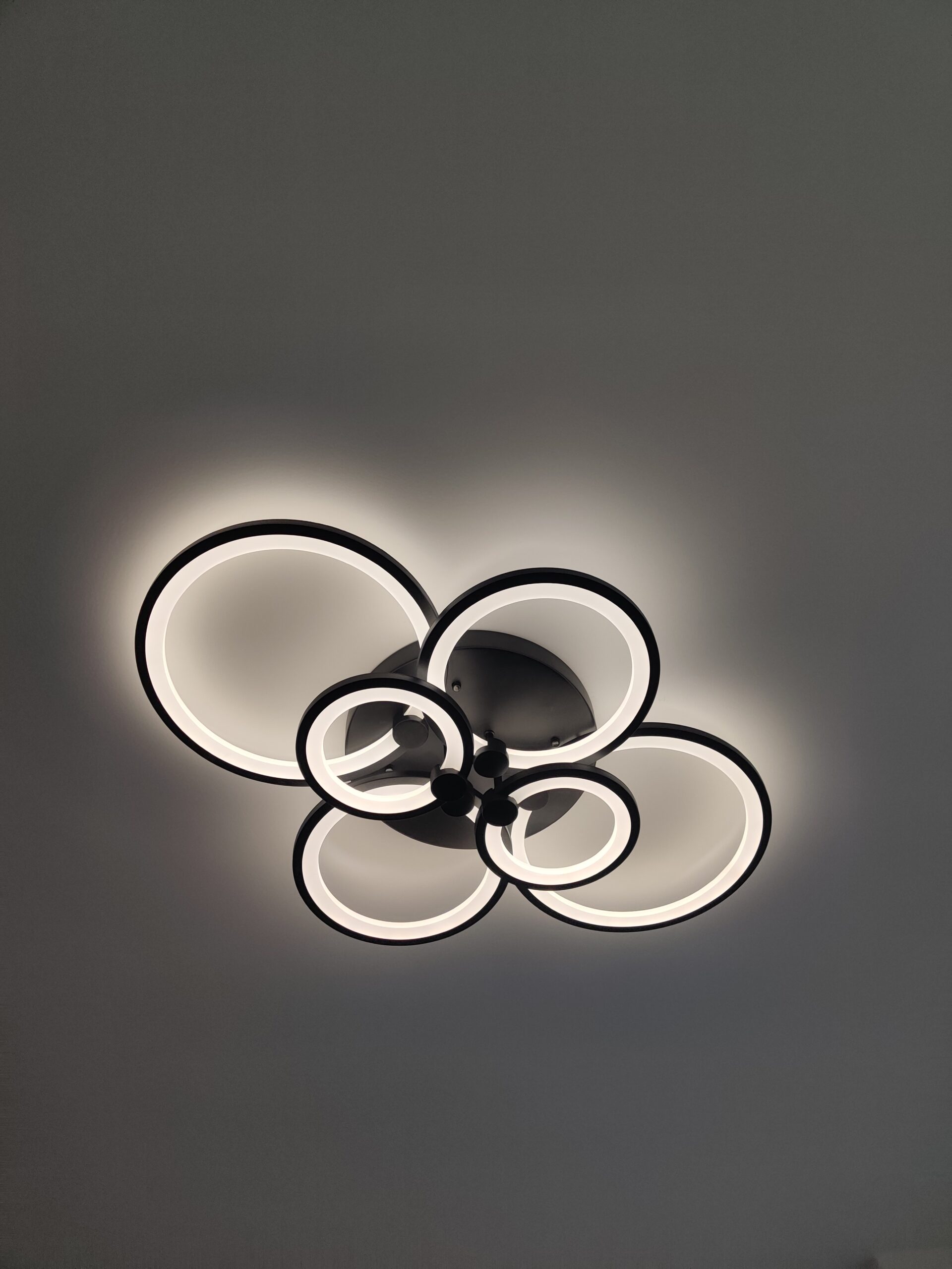 Lustra LED 160W Rings 6 Negru, LED inclus, 6 surse de iluminare, Telecomanda, Dimabil, Lumina: Cald, Natural, Rece photo review