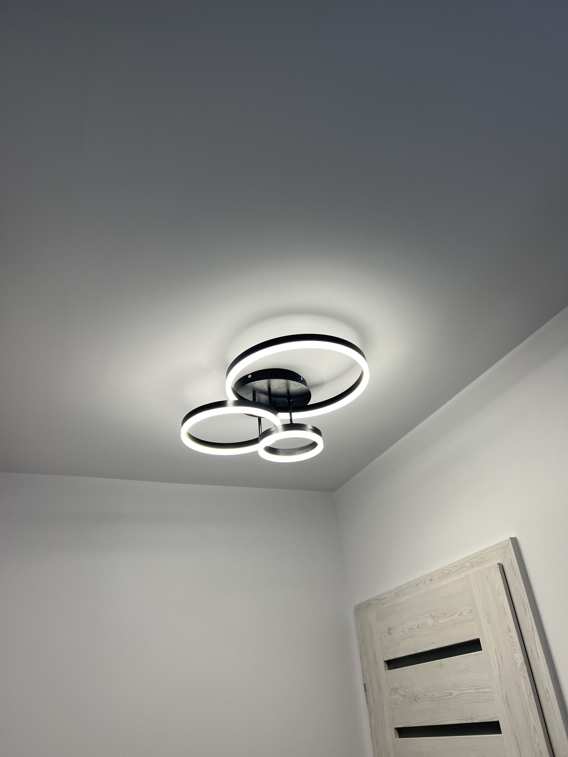Lustra LED 112W Minimalist 3 Black Mini, LED inclus, 3 surse de iluminare, Telecomanda, Dimabil, Lumina: Cald, Natural, Rece photo review