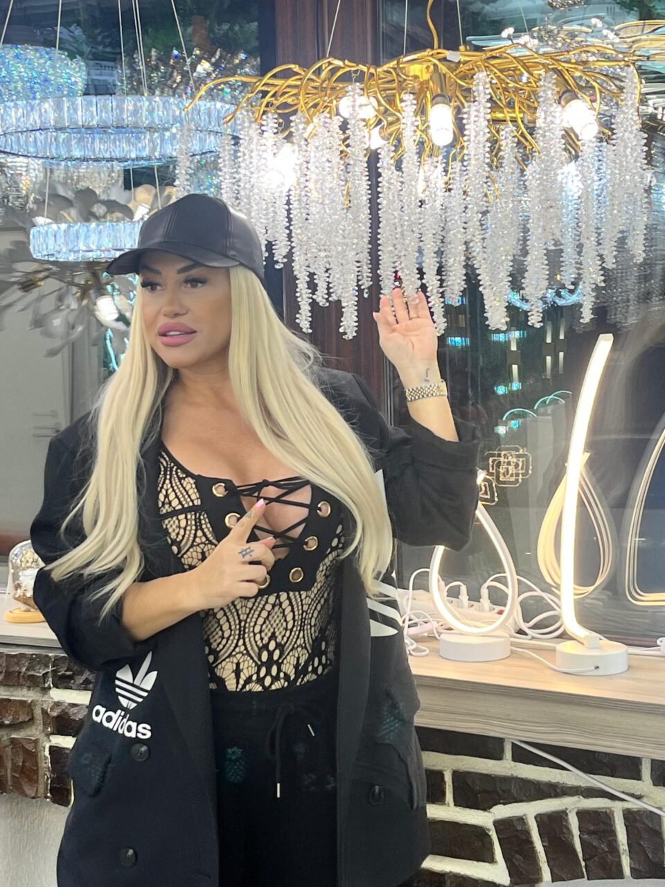 Strălucire la superlativ cu Anda Adam. Eleganța întâlnește inovația în gama Black Diamond
