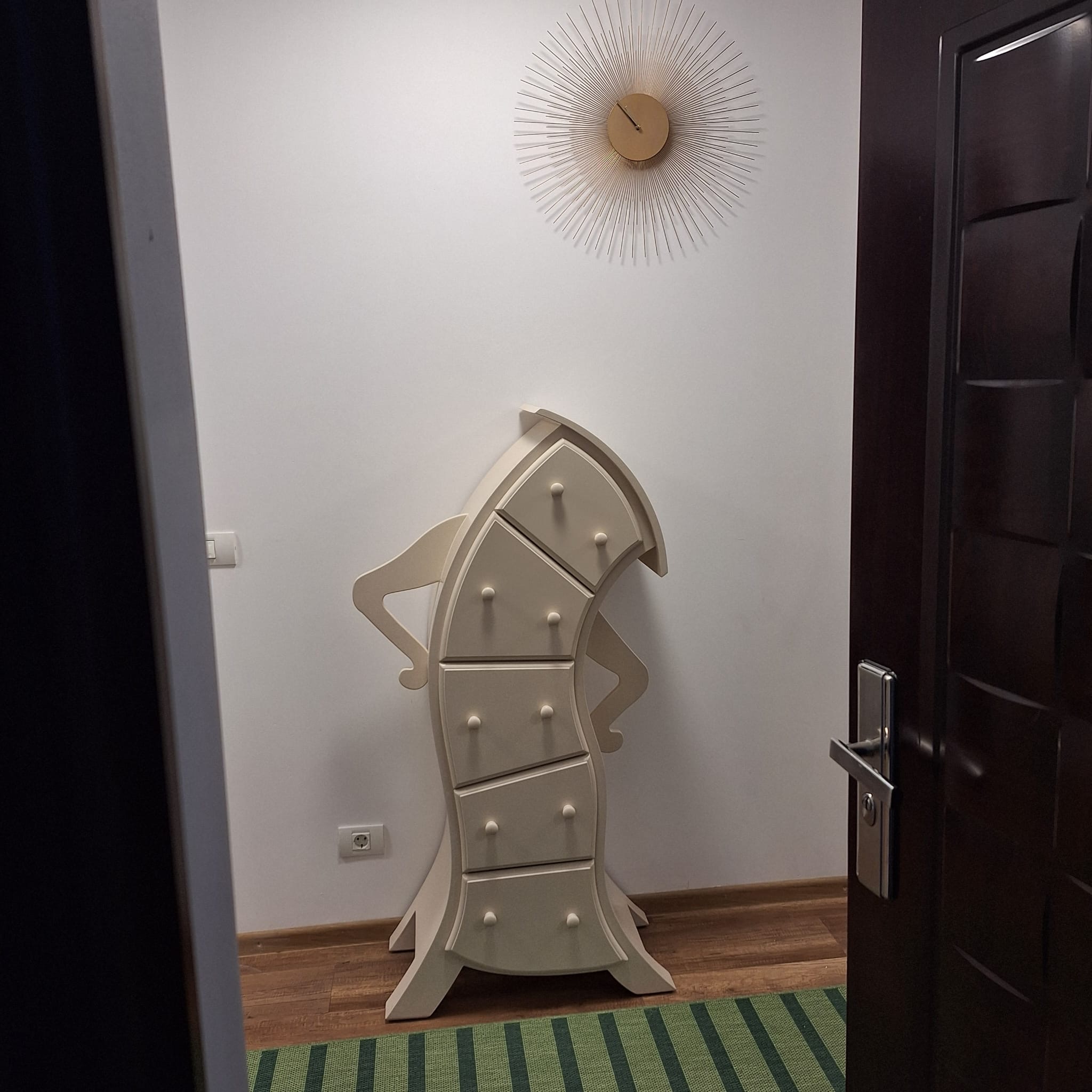 Dulap decorativ alb cu sertare, design artistic curbat photo review