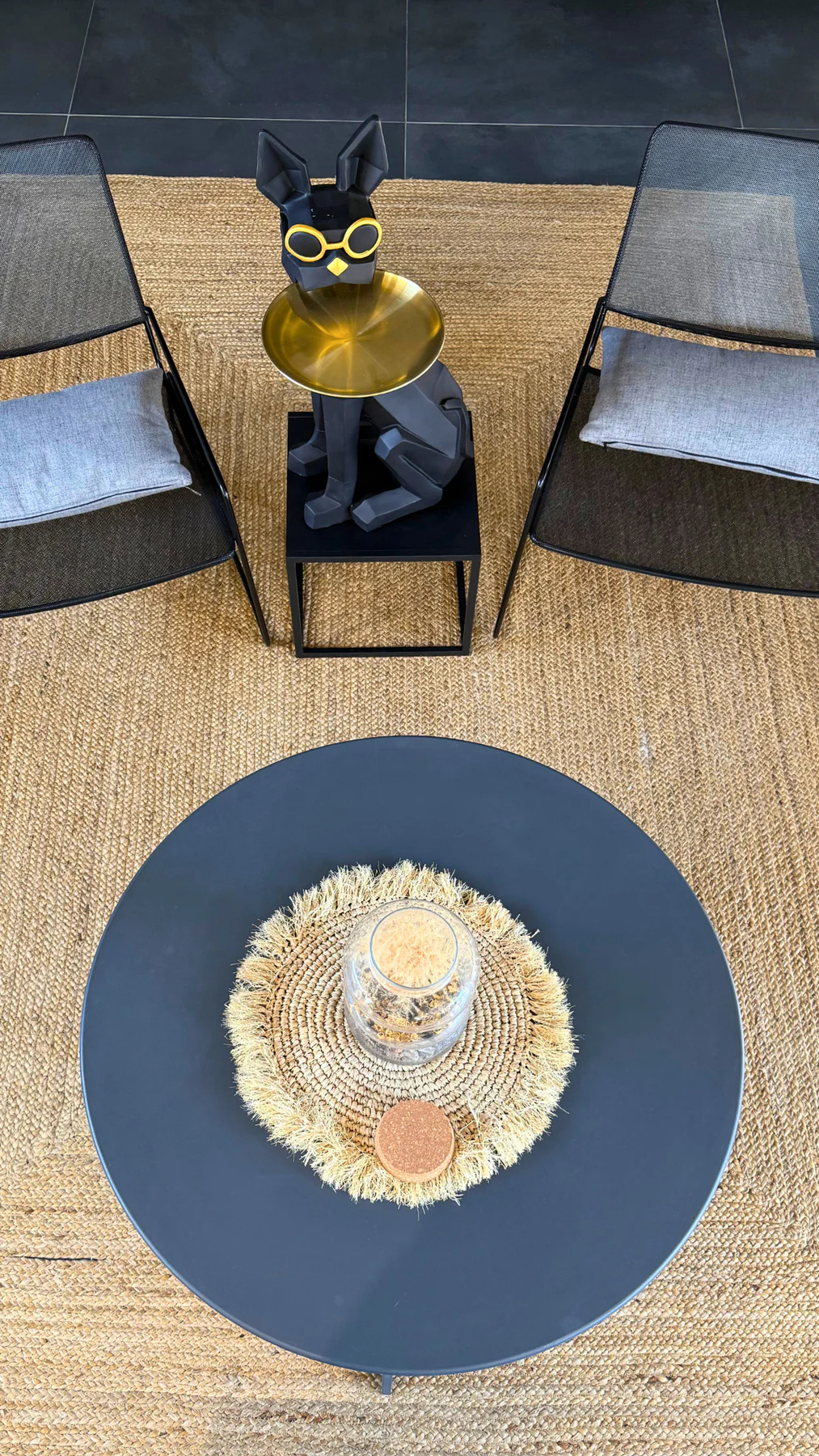 Masuta suport (figurina) Bulldog Negru cu tava aurie Masuta suport (figurina) Bulldog Negru cu tava aurie