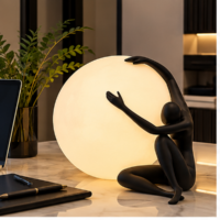 Figurina LED Moon Hug Negru